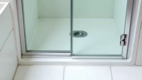 biały montaż kabiny prysznicowej