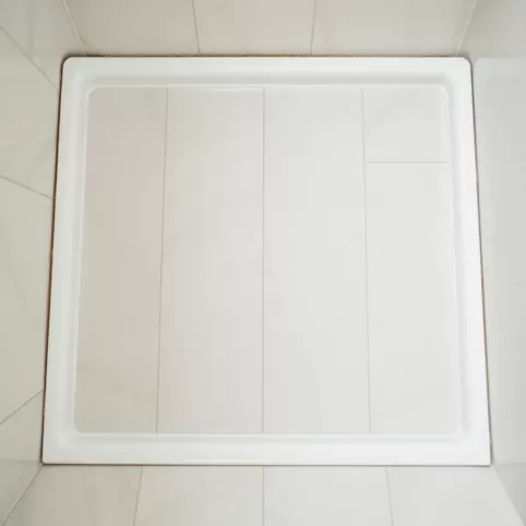 Czy pod kabinę prysznicową kładzie się płytki