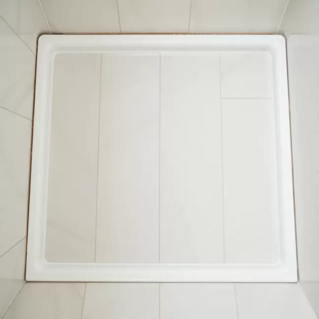 Czy pod kabinę prysznicową kładzie się płytki