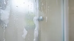 czym zmyć osad z mydła z kabiny prysznicowej