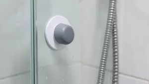 jak zamontować uchwyt w kabinie prysznicowej