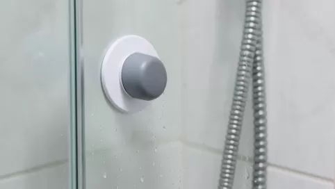 jak zamontować uchwyt w kabinie prysznicowej