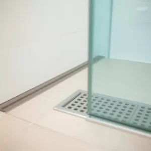 Montaż kabiny prysznicowej z odpływem liniowym